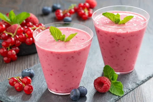 Batido de leite com bagas frescas em um copo, horizontal — Fotografia de Stock