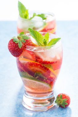 kokteyl ile taze çilek ve narenciye gözlüklü, yakın çekim