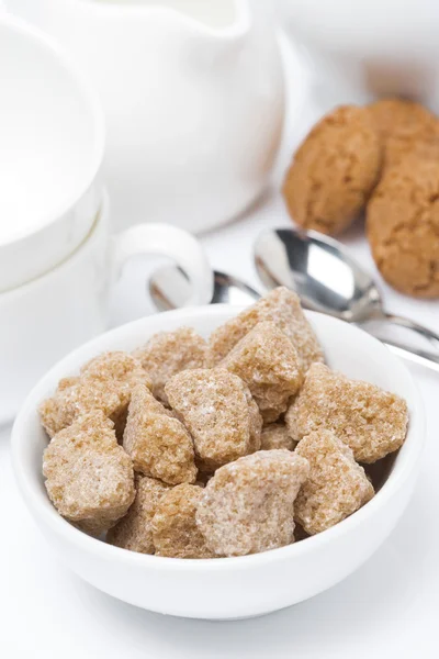 Azúcar morena primer plano, galletas y vajilla para la tetera — Foto de Stock