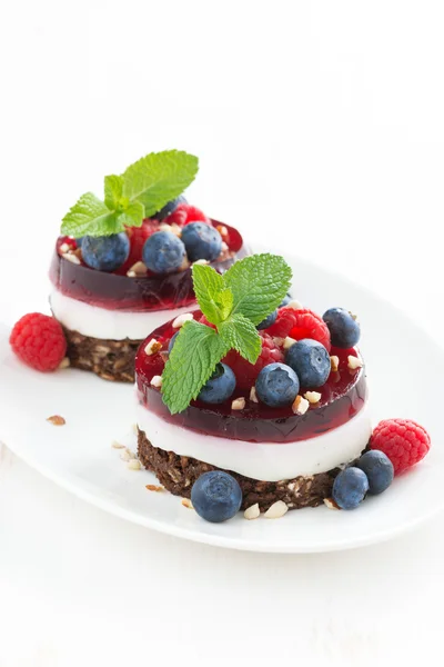 フルーツ ゼリーと皿に新鮮な果実とケーキ — ストック写真