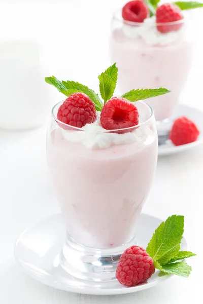 Creamy jelly with raspberries in a glass, vertical — Stock Photo, Image