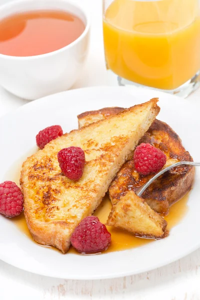 French toast with fresh raspberries and maple syrup — Stock Photo, Image