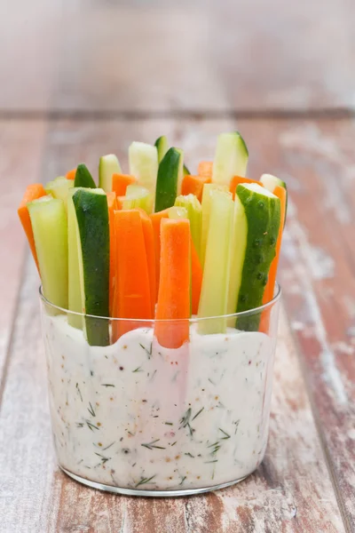 Färska grönsaker i en yoghurtsås i ett glas — Stockfoto