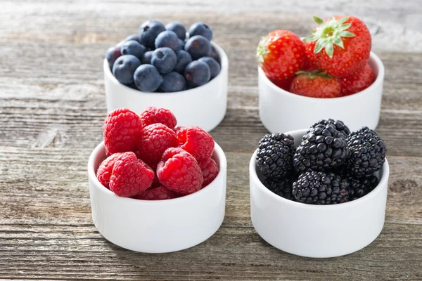 Frambuesas, moras, fresas y arándanos en cuencos — Foto de Stock