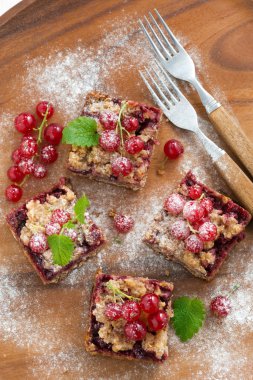 Berry tart ahşap oyun tahtası, üstten görünüm