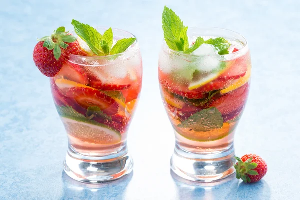 Cóctel con fresas frescas y cítricos en vasos — Foto de Stock