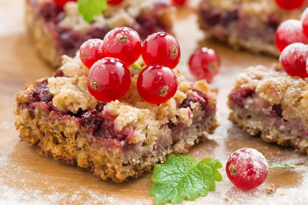 Berry tart with fresh red currants on wooden board — Stock Photo, Image