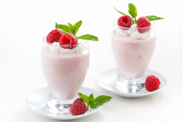 Creamy jelly with raspberries and mint on a white table — Stock Photo, Image