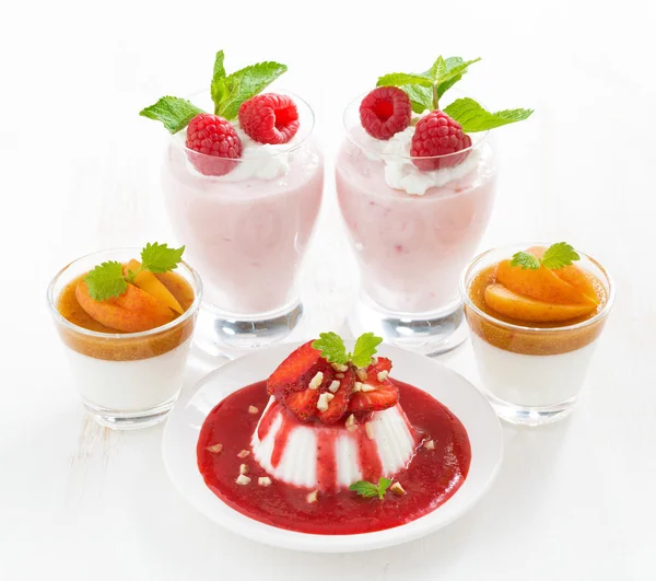 Desserts avec gelée de crème et baies fraîches — Photo