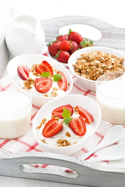 Café da manhã saudável - iogurte, morangos, granola e leite — Fotografia de Stock