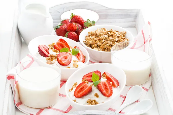Zdravá snídaně - jogurt, jahody, müsli a mléko — Stock fotografie