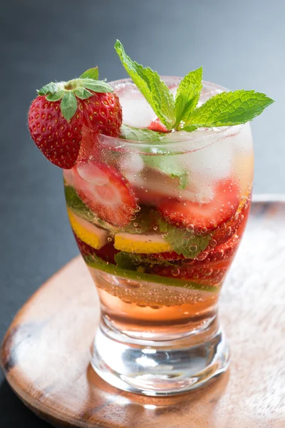 Erfrischender Cocktail mit Erdbeeren und Zitrusfrüchten, vertikal — Stockfoto