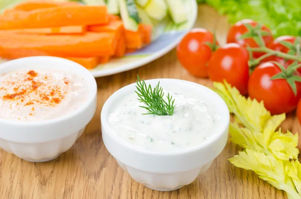 Salsa de yogur con hierbas, salsa con tomates secados al sol — Foto de Stock