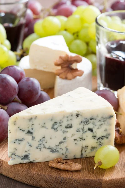 Rozmanité občerstvení a červené víno, modrý sýr čedar, hermelín — Stock fotografie