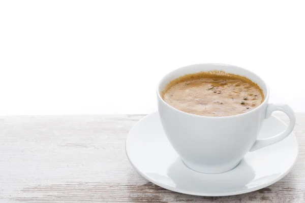 Xícara de café expresso em uma mesa branca e espaço para texto — Fotografia de Stock