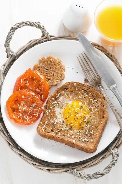 Oeuf frit dans un pain grillé, tomates frites et jus d'orange — Photo