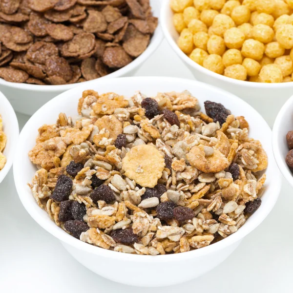 Granola y varios cereales para el desayuno en cuencos — Foto de Stock