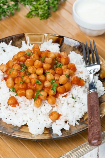 ひよこ豆のトマト煮込み、垂直で白ご飯 — ストック写真