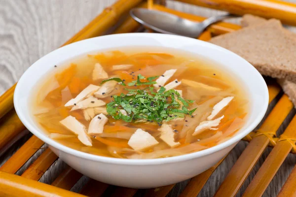 Овочевий суп з куркою в мисці — стокове фото
