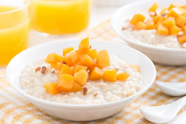 Bowl of oatmeal with fresh apricots and orange juice — Stock Photo, Image