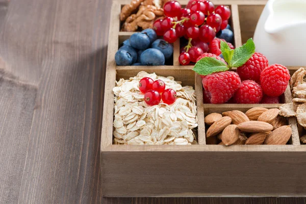 Caixa com itens de pequeno-almoço - aveia, granola, nozes, bagas — Fotografia de Stock