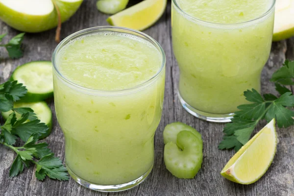 Detox cocktail av grönt äpple, selleri och kalk, horisontell — Stockfoto
