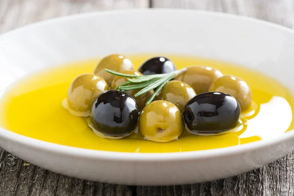 新鲜的橄榄油和橄榄盘中，特写 — 图库照片
