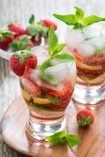 Verfrissende aardbeien en citrus limonade met munt in glazen — Stockfoto