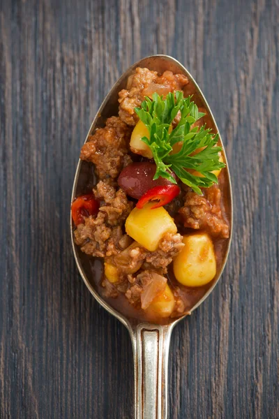 Pikantes mexikanisches Gericht Chili con Carne im Löffel, Konzeptfoto — Stockfoto