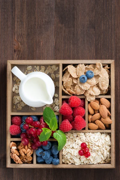 Caja de madera con productos de desayuno - harina de avena, granola, nueces, bayas — Foto de Stock