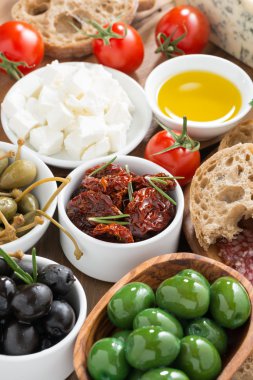 çeşitli İtalyan antipasti - zeytin, turşu ve ekmek, üstten görünüm