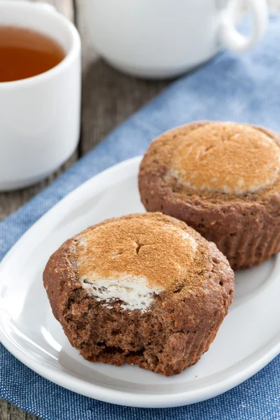 Gâteaux au chocolat avec garniture au fromage et tasse de thé — Photo