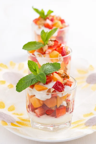 Десерт из свежей клубники, абрикосов, взбитых сливок — стоковое фото