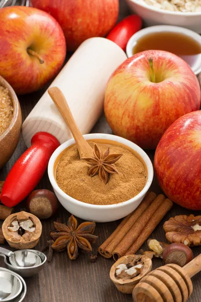 Ingrédients et épices pour la cuisson de tarte aux pommes, vue de dessus, verticale — Photo