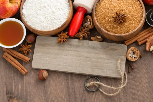 Ingrediënten voor het bakken appeltaart en een houten naamplaatje, close-up — Stockfoto