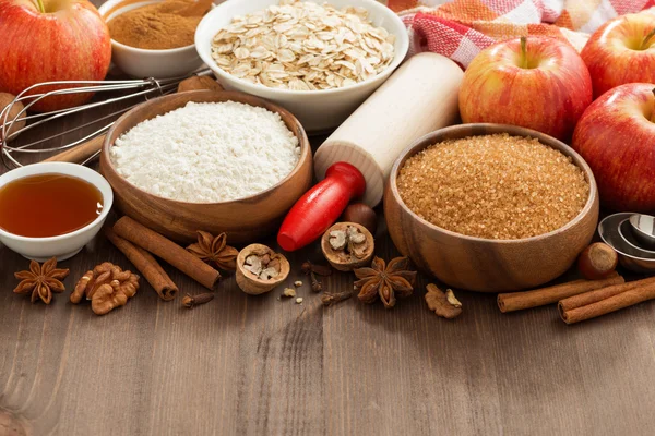 Ingrédients pour cuire le gâteau sur un fond en bois, horizontal — Photo