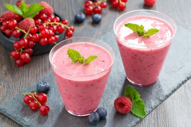 milkshake taze meyveleri ve nane cam, üstten görünüm