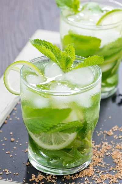 新鲜如 mojito 鸡尾酒与石灰和薄荷，特写 — 图库照片