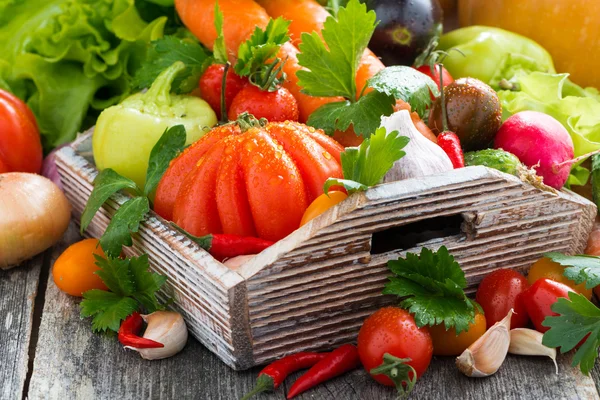 Harvest of fresh seasonal vegetables in a wooden box, horizontal — Stock Photo, Image