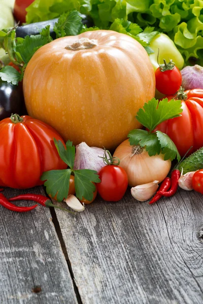 Sklizeň sezónních čerstvé zeleniny na dřevěný stůl — Stock fotografie