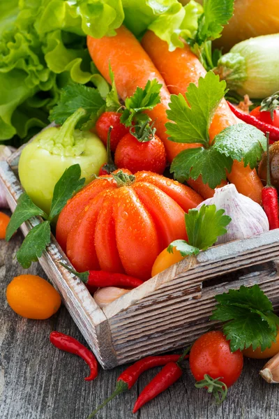 Oogst seizoensgebonden groenten in een houten doos — Stockfoto