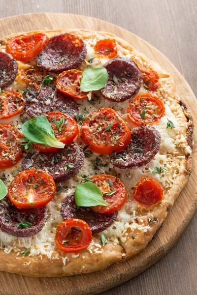 Italiensk pizza med salami och tomater, ovanifrån — Stockfoto