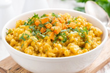 arpa yulaf lapası kabak ve yeşillik bir kase ile yakın çekim