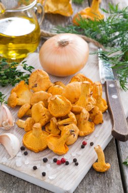 taze chanterelles ve ahşap tahta üzerinde yemek pişirmek için malzemeler