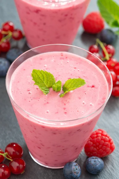 Berry milkshake cam, üstten görünüm, dikey — Stok fotoğraf