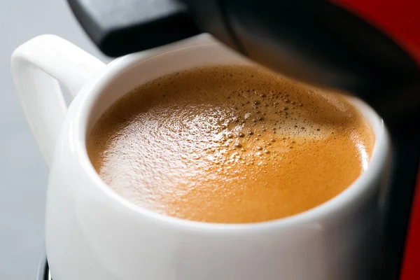 Fincan espresso kahve makinesi, seçici odak, yakın çekim — Stok fotoğraf
