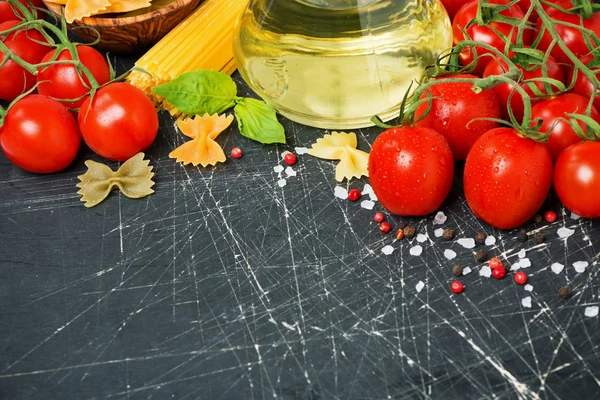 Fondo oscuro con tomates cherry e ingredientes — Foto de Stock