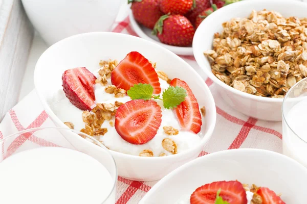 Desayuno saludable: yogur, fresas, granola y leche — Foto de Stock