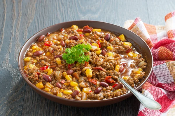 Piatto messicano chili con carne in un piatto di ceramica marrone — Foto Stock