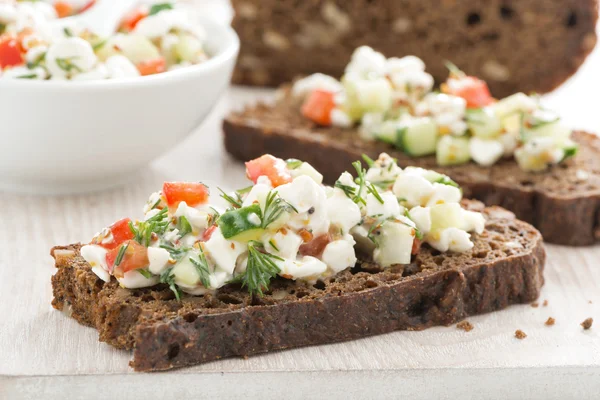 Pain de seigle au fromage et légumes, gros plan — Photo